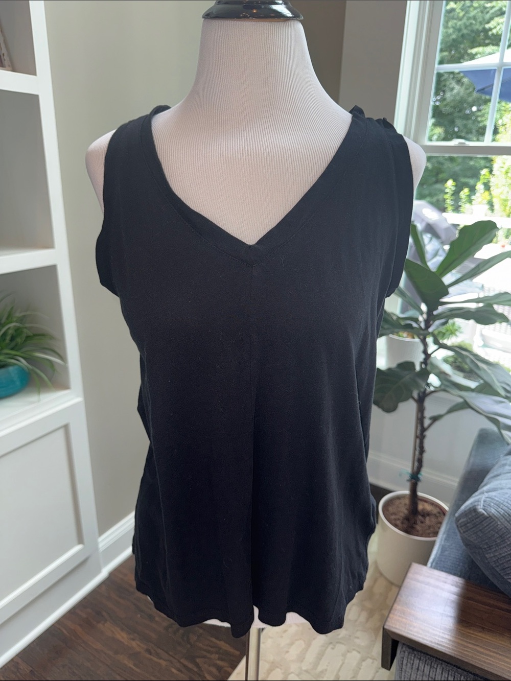 Caslon Black V-Neck Sleeveless Knit Tank M